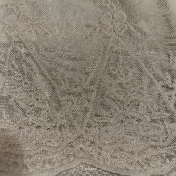 Sleeveless, romantic, top size large - Picture 4 of 4